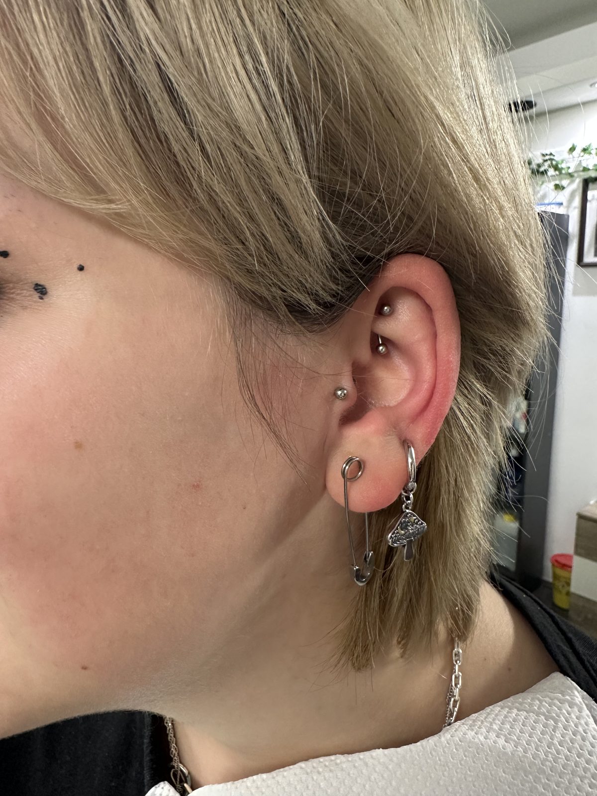 Tragus és fül piercing a Kiara Beauty szalonban