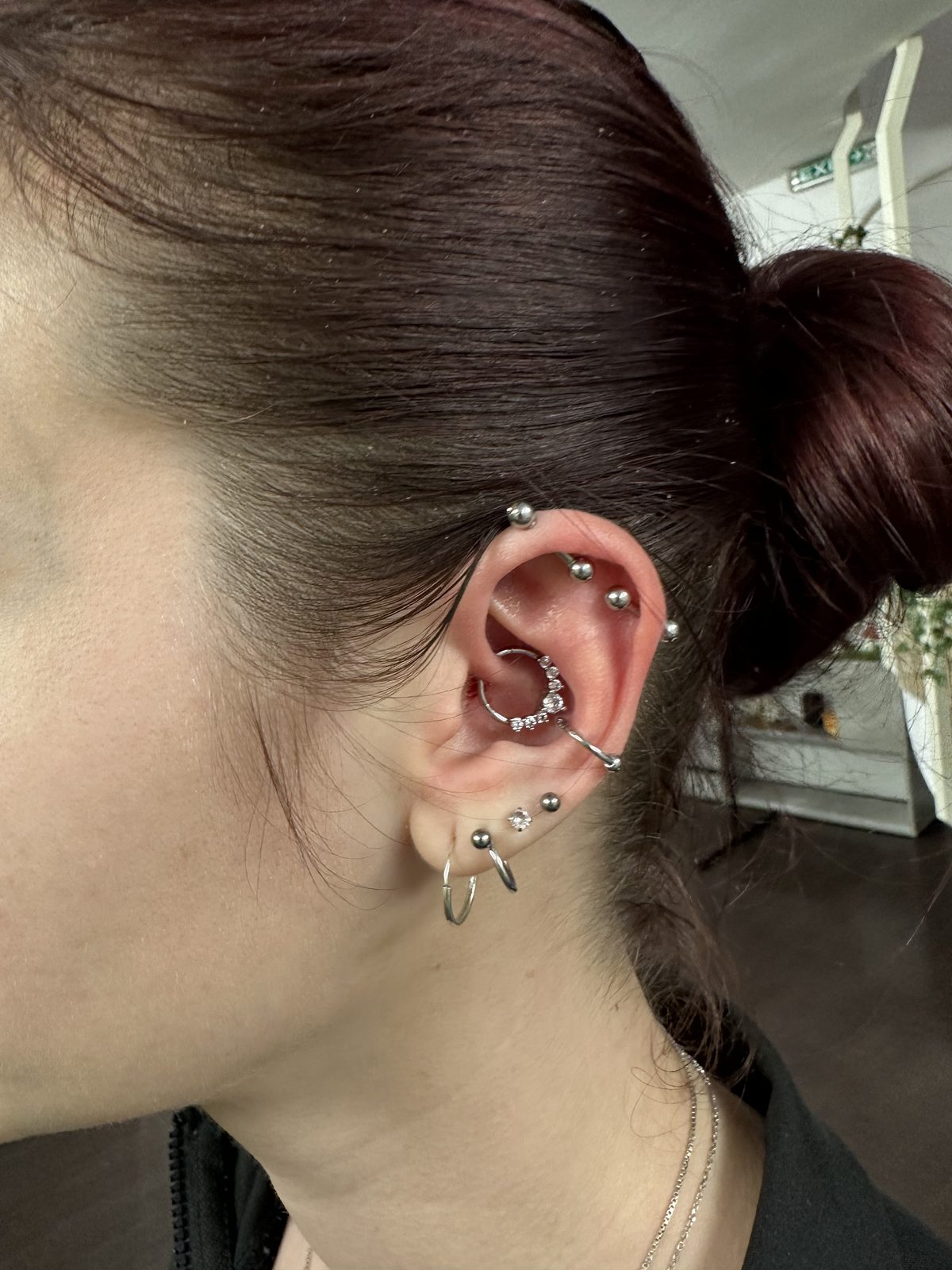 Több piercing egy fülön